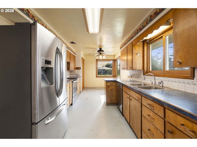 894 MEADOWLAWN DR SE, Salem, OR 97317