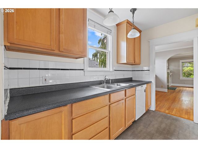 3560 Ne Stanton St, Portland, OR 97212