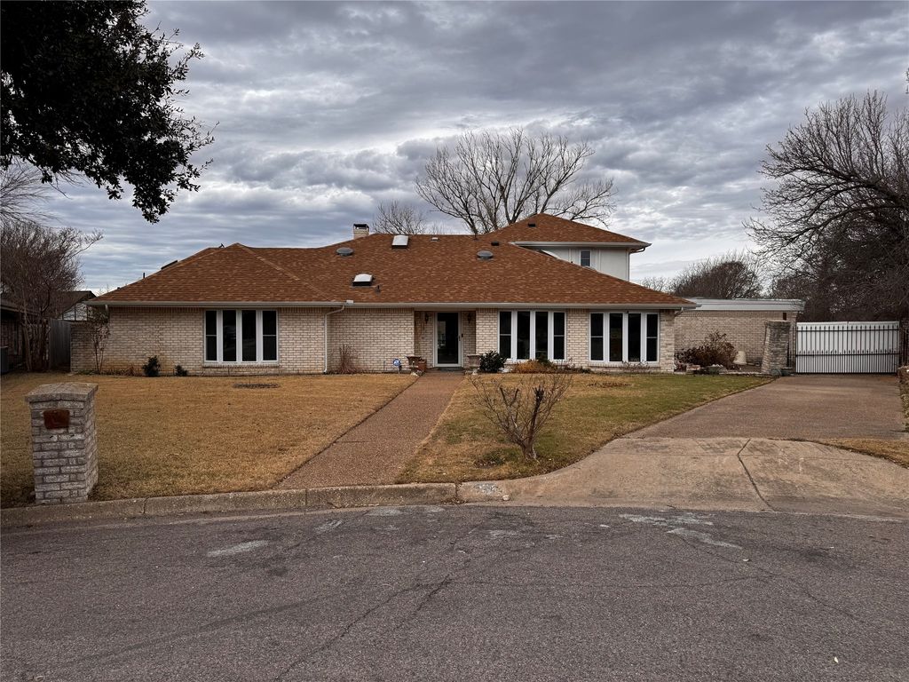 7454 Coachwood Circle, Fort Worth, TX 76133