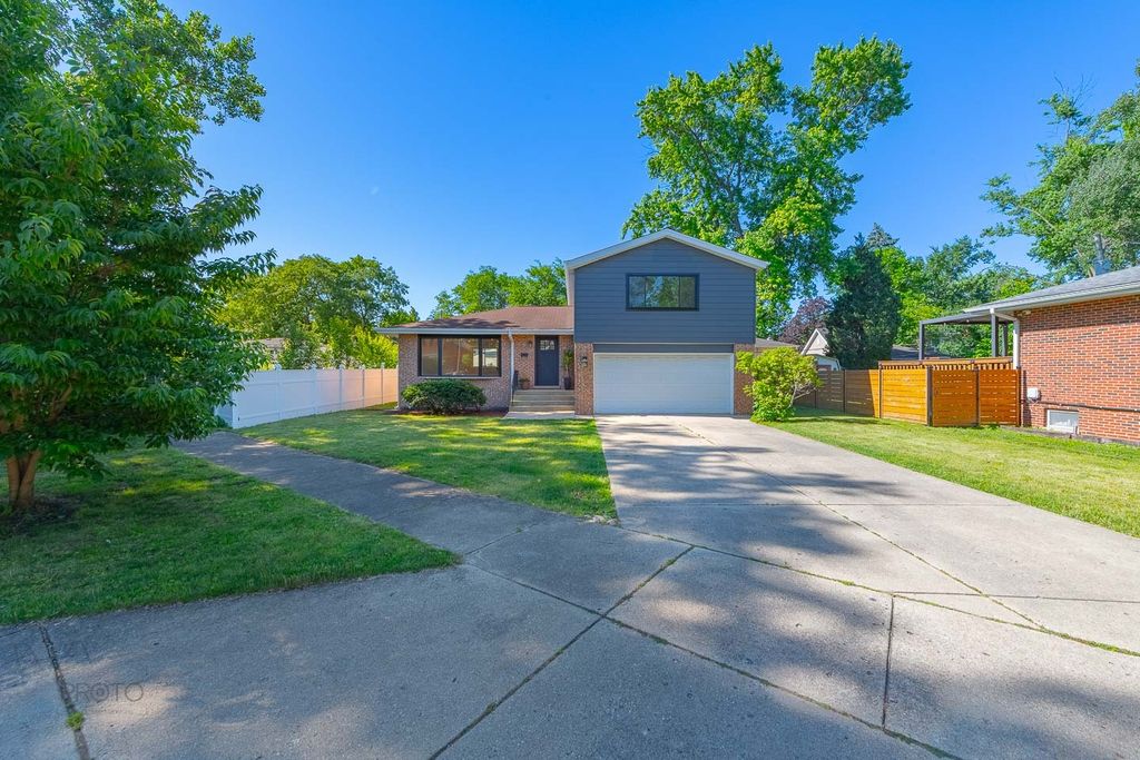 2405 Avondale Avenue, Park Ridge, IL 60068
