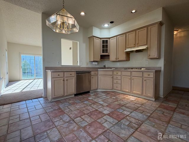 23 Severn Way, Monroe, NJ 08831
