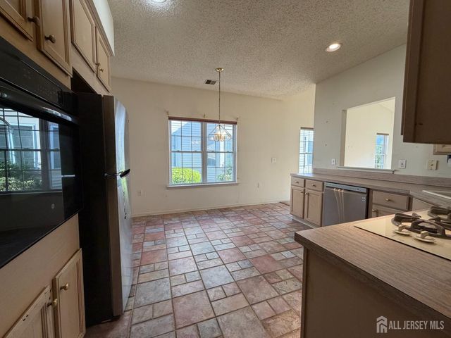 23 Severn Way, Monroe, NJ 08831