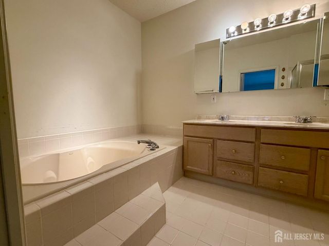 23 Severn Way, Monroe, NJ 08831