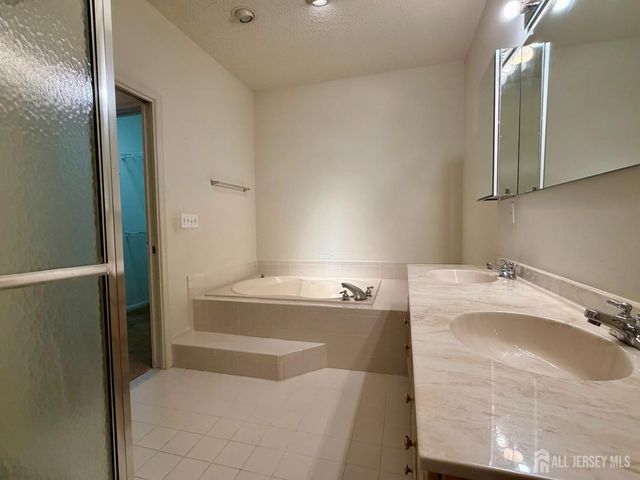 23 Severn Way, Monroe, NJ 08831