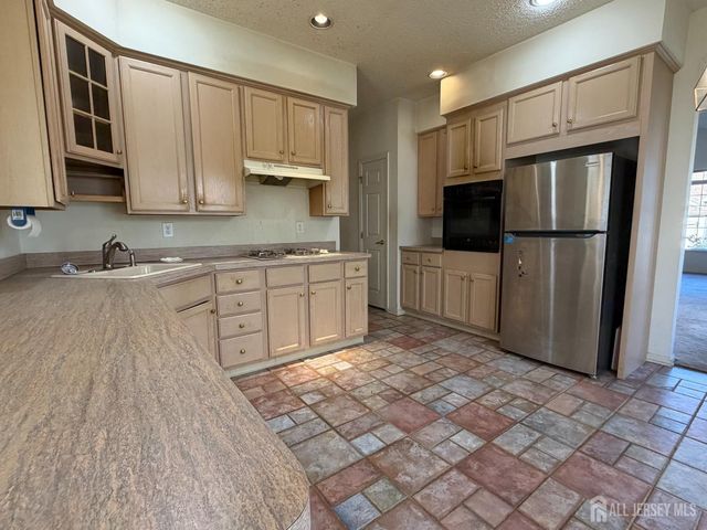 23 Severn Way, Monroe, NJ 08831