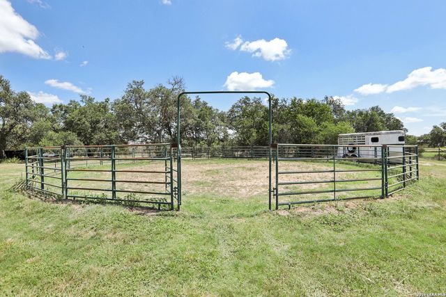 519 N Brasstown Dr, Blanco, TX 78606