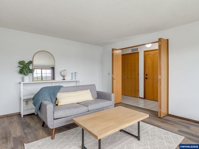 2135 Country Club Ter Ter, Woodburn, OR 97071