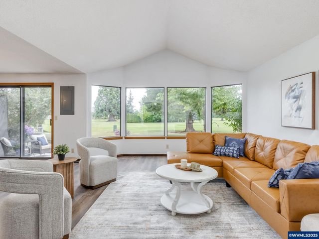 2135 Country Club Ter Ter, Woodburn, OR 97071