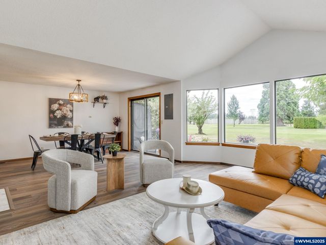 2135 Country Club Ter Ter, Woodburn, OR 97071
