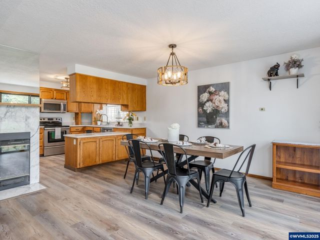 2135 Country Club Ter Ter, Woodburn, OR 97071
