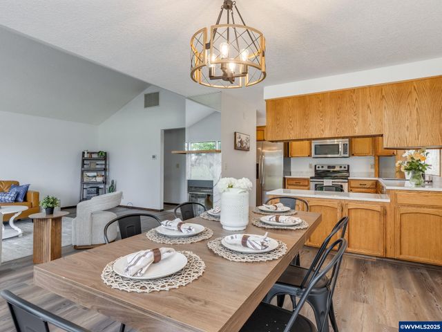 2135 Country Club Ter Ter, Woodburn, OR 97071
