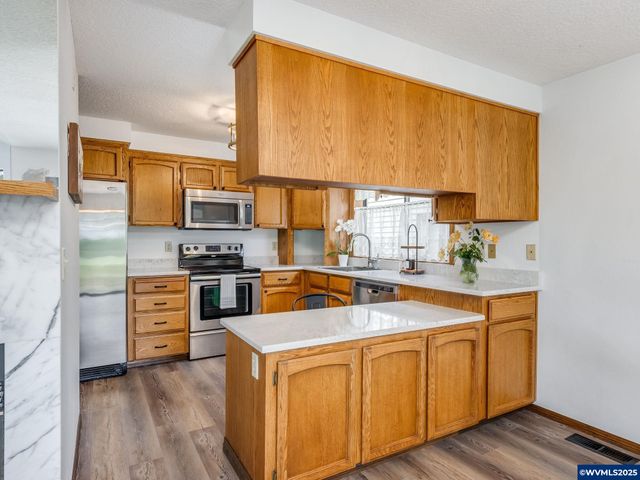 2135 Country Club Ter Ter, Woodburn, OR 97071
