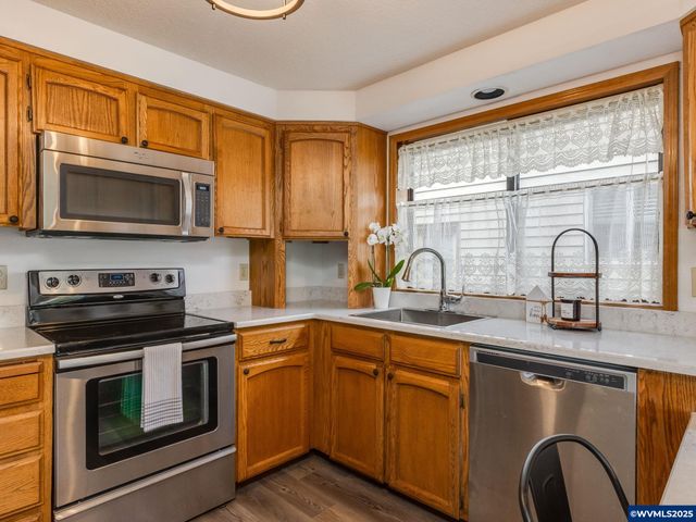 2135 Country Club Ter Ter, Woodburn, OR 97071