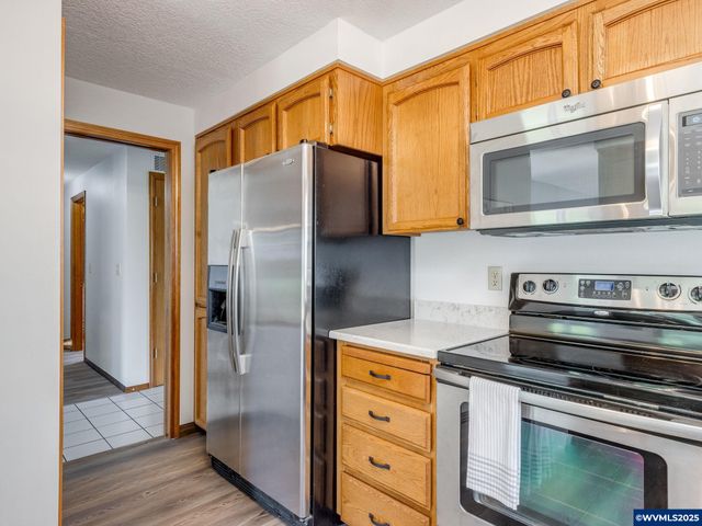 2135 Country Club Ter Ter, Woodburn, OR 97071