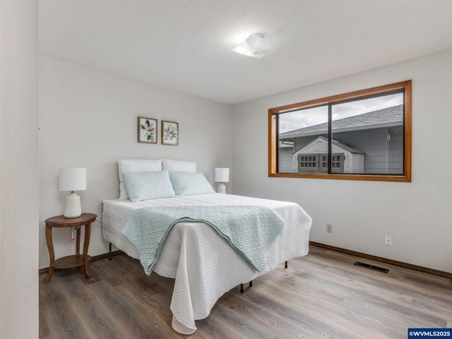 2135 Country Club Ter Ter, Woodburn, OR 97071