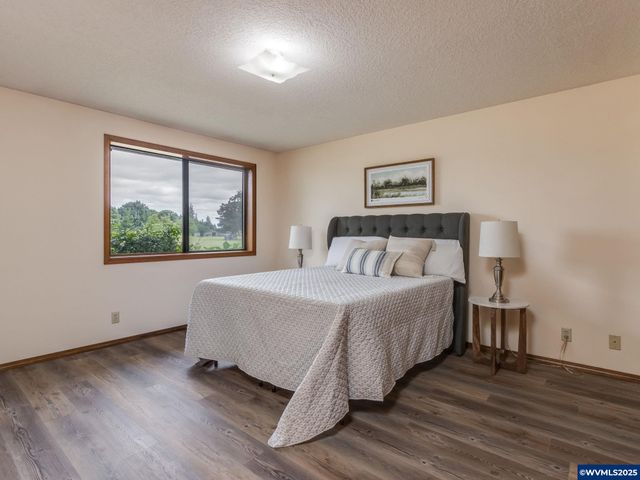 2135 Country Club Ter Ter, Woodburn, OR 97071