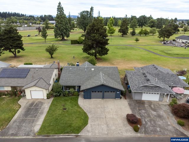 2135 Country Club Ter Ter, Woodburn, OR 97071