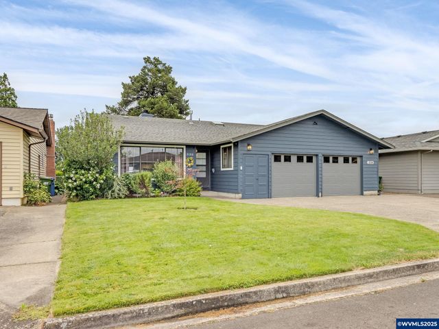 2135 Country Club Ter Ter, Woodburn, OR 97071