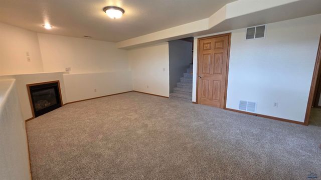 484 DAYSTAR RD, Box Elder, SD 57719