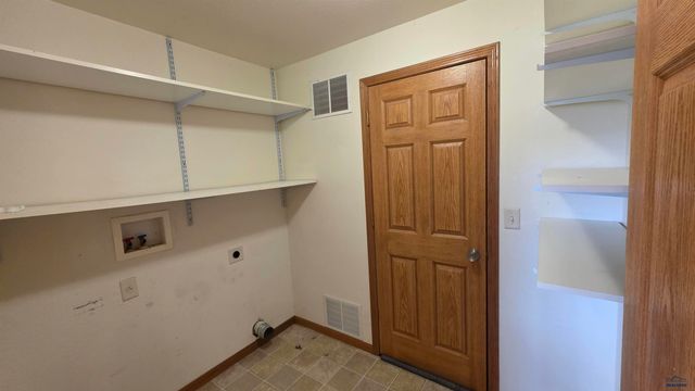 484 DAYSTAR RD, Box Elder, SD 57719