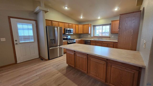484 DAYSTAR RD, Box Elder, SD 57719