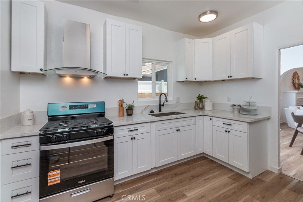 Image 10 of property listing at 2421 S Cloverdale Avenue, Los Angeles, CA 90016
