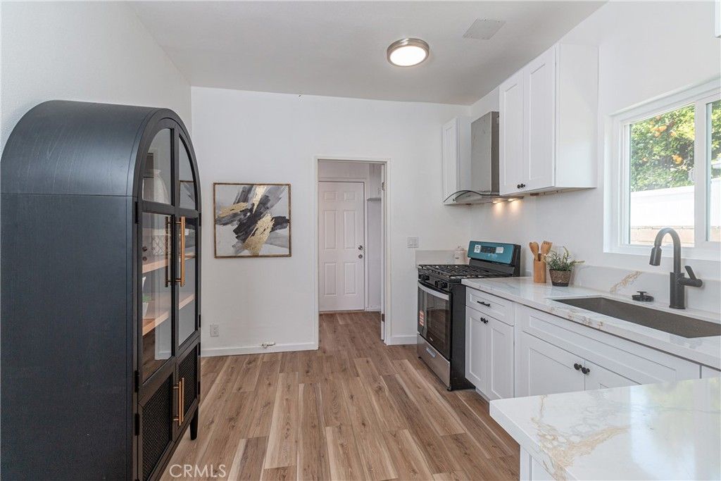 Image 11 of property listing at 2421 S Cloverdale Avenue, Los Angeles, CA 90016