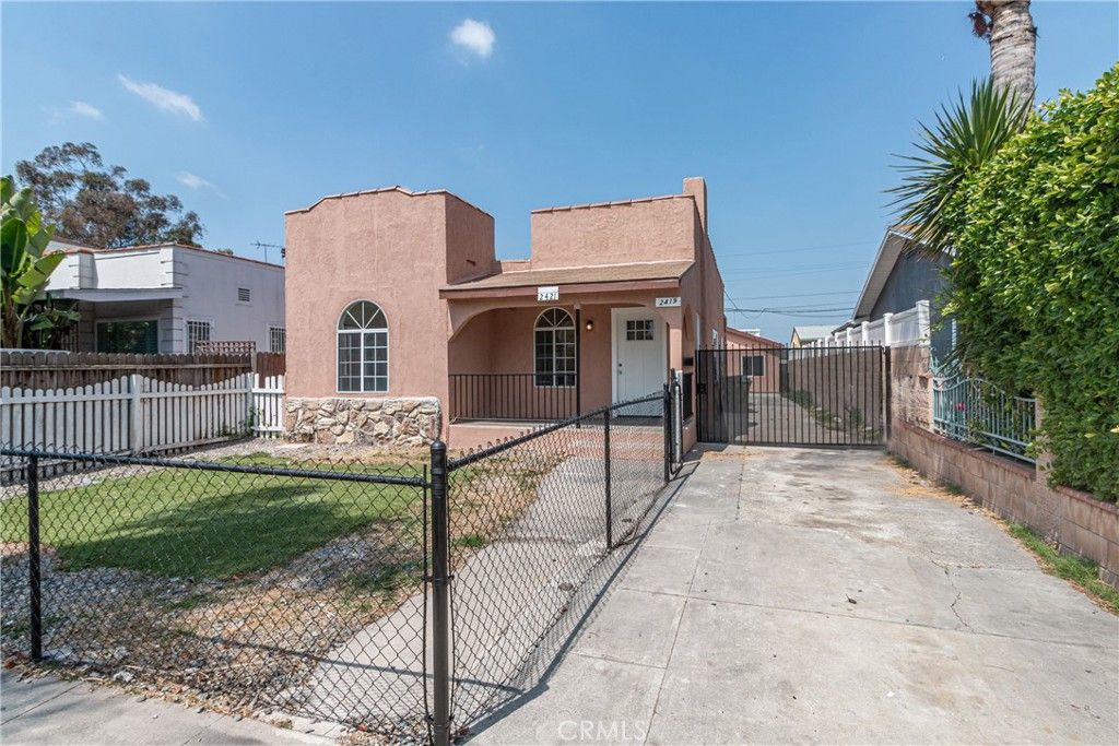 Image 2 of property listing at 2421 S Cloverdale Avenue, Los Angeles, CA 90016