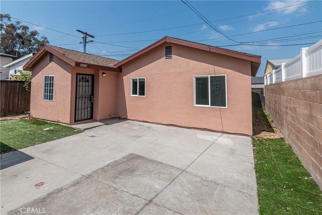 Image 24 of property listing at 2421 S Cloverdale Avenue, Los Angeles, CA 90016
