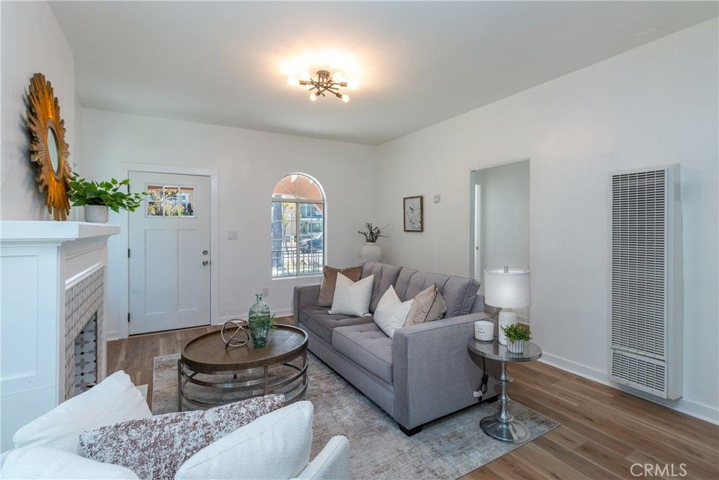 Image 3 of property listing at 2421 S Cloverdale Avenue, Los Angeles, CA 90016