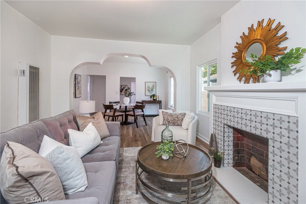 Image 4 of property listing at 2421 S Cloverdale Avenue, Los Angeles, CA 90016