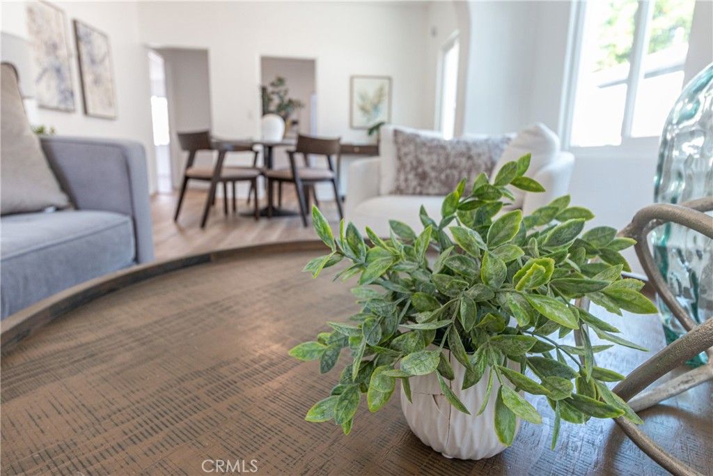 Image 6 of property listing at 2421 S Cloverdale Avenue, Los Angeles, CA 90016