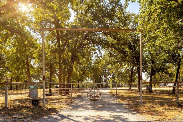 15835 E US Highway 90, Kingsbury, TX 78638