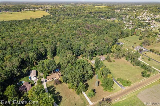 26500 Bell Road, New Boston, MI 48164