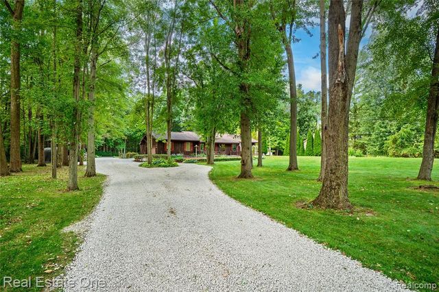 26500 Bell Road, New Boston, MI 48164