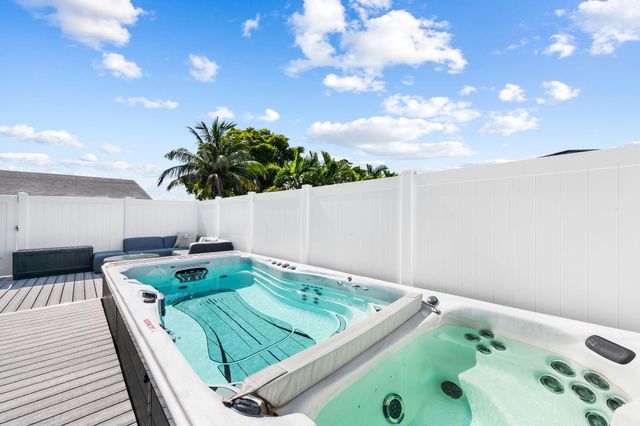 160 NE 35th Street, Oakland Park, FL 33334