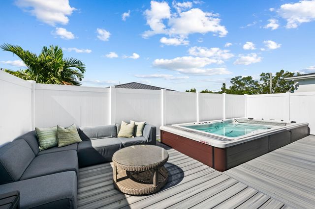 160 NE 35th Street, Oakland Park, FL 33334
