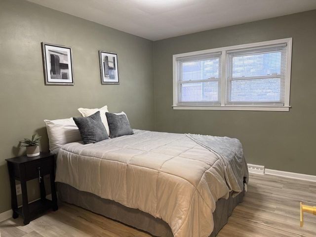 7414 W Congress STREET, Milwaukee, WI 53218