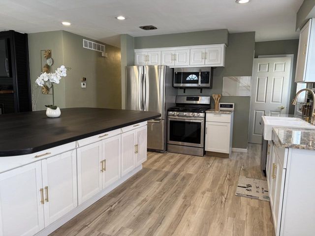 7414 W Congress STREET, Milwaukee, WI 53218