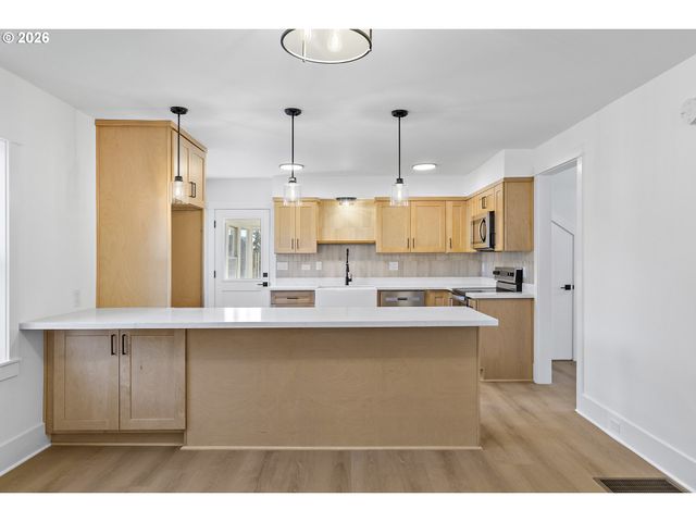 17909 OATFIELD Rd, Gladstone, OR 97027