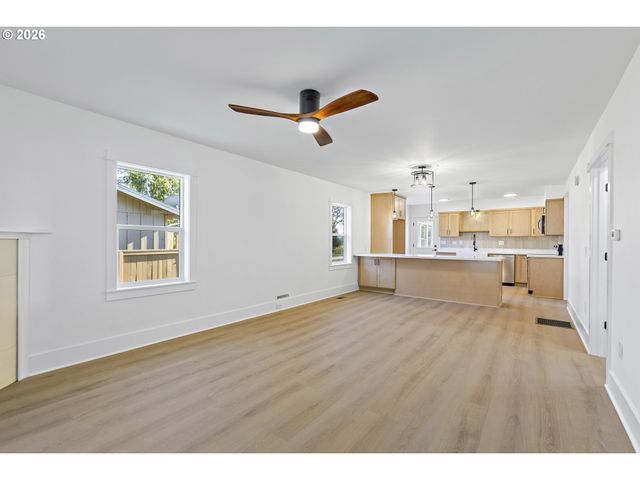 17909 OATFIELD Rd, Gladstone, OR 97027