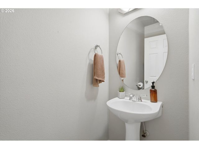 208 N WHITE OAK St, Newberg, OR 97132