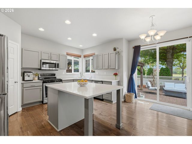 208 N WHITE OAK St, Newberg, OR 97132
