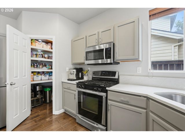 208 N WHITE OAK St, Newberg, OR 97132