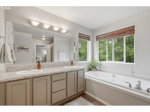 208 N WHITE OAK St, Newberg, OR 97132