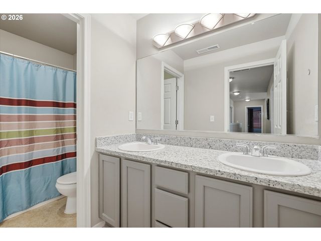208 N WHITE OAK St, Newberg, OR 97132