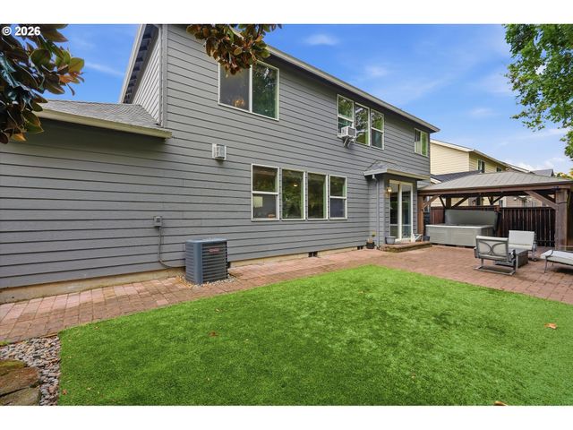 208 N WHITE OAK St, Newberg, OR 97132