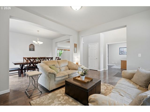 208 N WHITE OAK St, Newberg, OR 97132