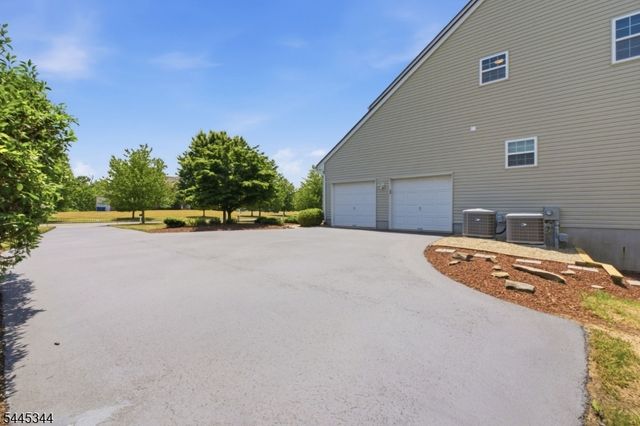28 Music Mountain Blvd, West Amwell Twp., NJ 08530