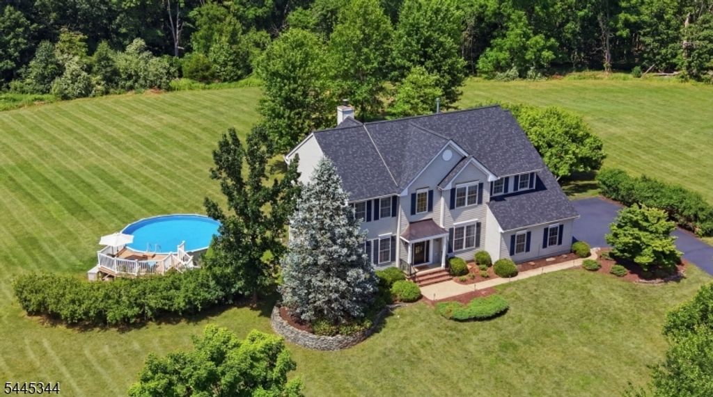 28 Music Mountain Blvd, West Amwell Twp., NJ 08530